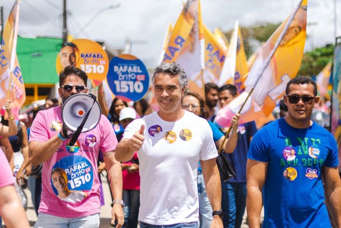 Rafael Brito reúne centenas de apoiadores em panfletaço em Viçosa