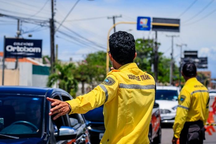 Agentes da Superintendência Municipal de Transportes e Trânsito (SMTT)