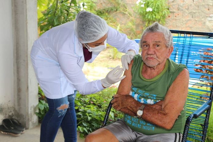 Prefeitura imuniza 25% da população idosa no primeiro dia de vacinação da Influenza