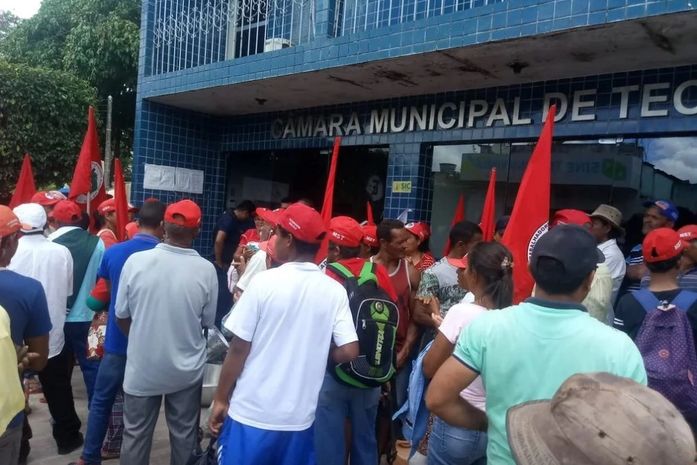 Integrantes do MST ocupam sede da Prefeitura de Teotônio Vilela