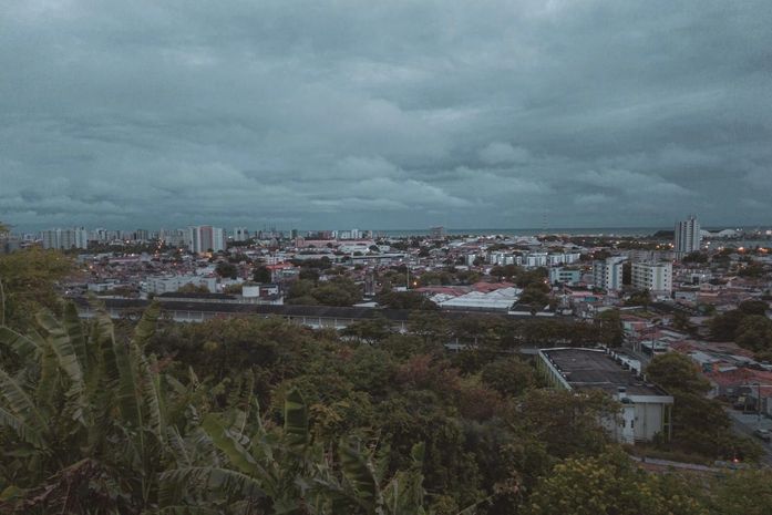 Chuvas com intensidade moderada podem continuar durante todo dia; alerta é para acúmulos significativos