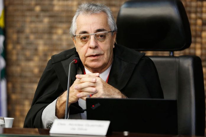 Desembargador Alcides Gusmão.