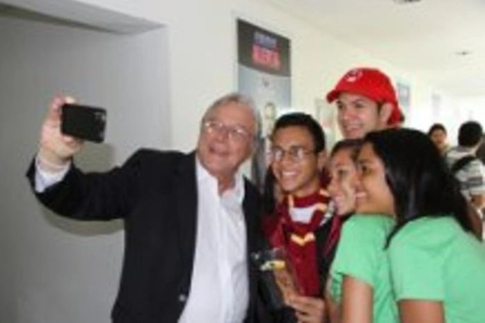 Téo sempre bem recebido pela turma jovem