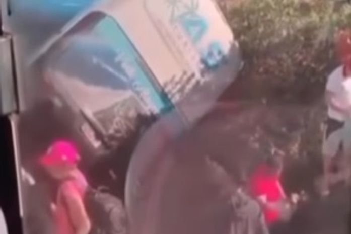 Ônibus com destino a Arapiraca tomba após manobra para evitar colisão na BR-251, em Minas Gerais