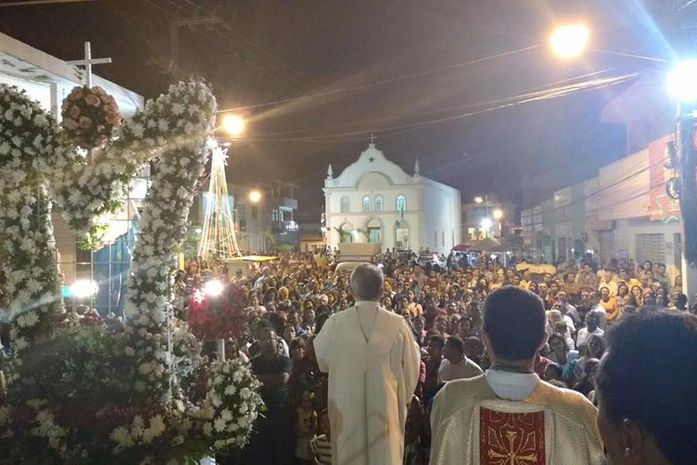 Procissão em homenagem à padroeira reúne milhares de fiéis em Lagoa da Canoa