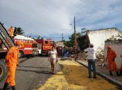 Carreta desgovernada atinge estabelecimento comercial no Agreste