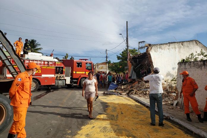 Carreta desgovernada atinge estabelecimento comercial no Agreste