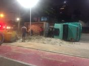 Caminhão carregado com entulho tomba no bairro da Pajuçara