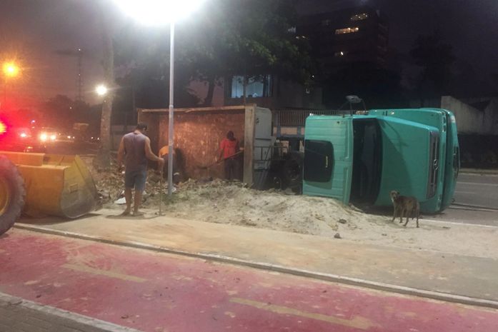 Caminhão carregado com entulho tomba no bairro da Pajuçara