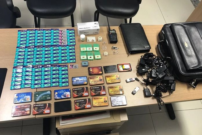 Material apreendido com irmãos suspeitos de fraudar concursos públicos