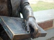 Estátua de Aurélio Buarque que teve os óculos quebrados