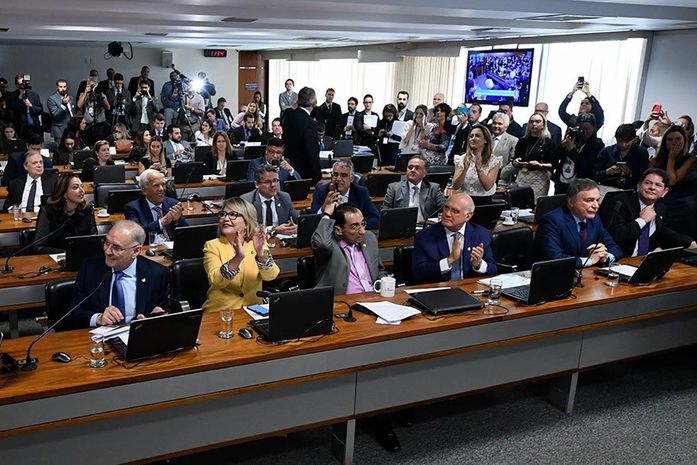 Senadores da CCJ comemoram aprovação de projeto sobre prisão em 2ª instância