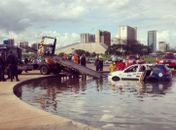 Viatura da PM cai em espelho d'água no centro de Brasília