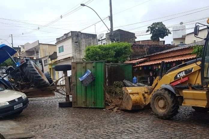 Com trator desgovernado, condutor acaba atingindo veículo de passeio em Palmeira