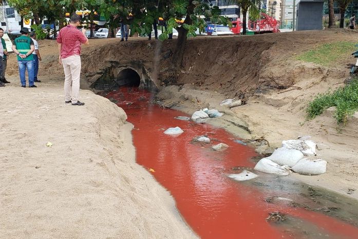 Deputado denuncia que Casal foi flagrada despejando esgoto no mar