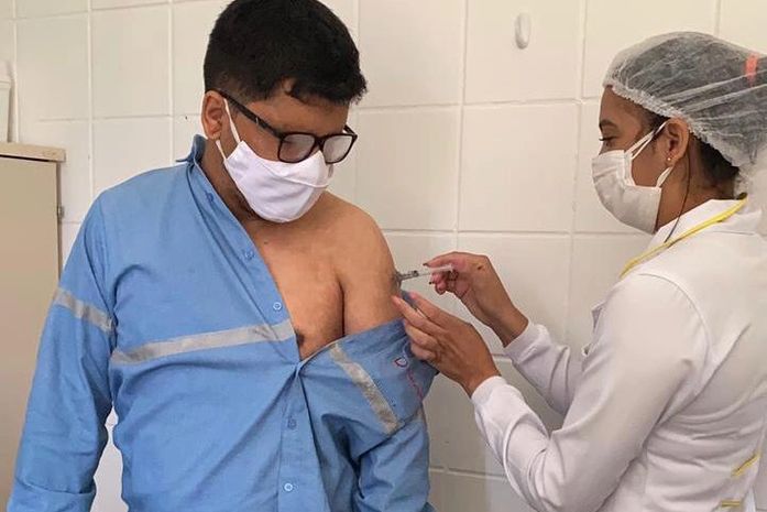 Prefeito de São Miguel dos Campos acompanha vacinação dos trabalhadores da indústria contra a Covid-19