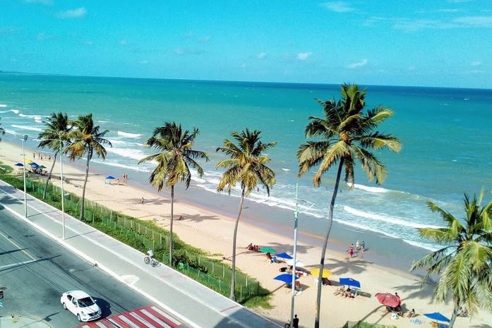 Turista é preso após agredir namorada e tentar jogá-la pela janela de hotel em Maceió