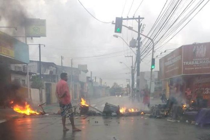 Moradores fecham avenida no Feitosa para protestar contra galeria entupida