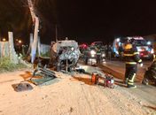 Carro colide contra poste durante perseguição policial e dois homens ficam feridos na BR-104