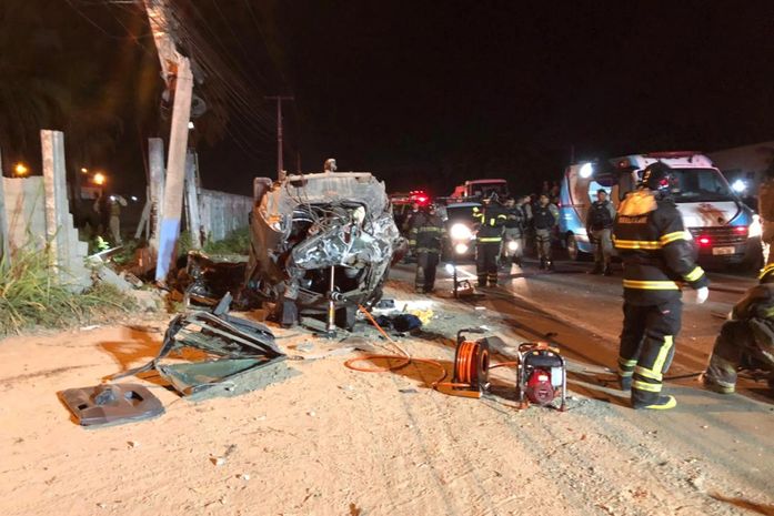 Carro colide contra poste durante perseguição policial e dois homens ficam feridos na BR-104