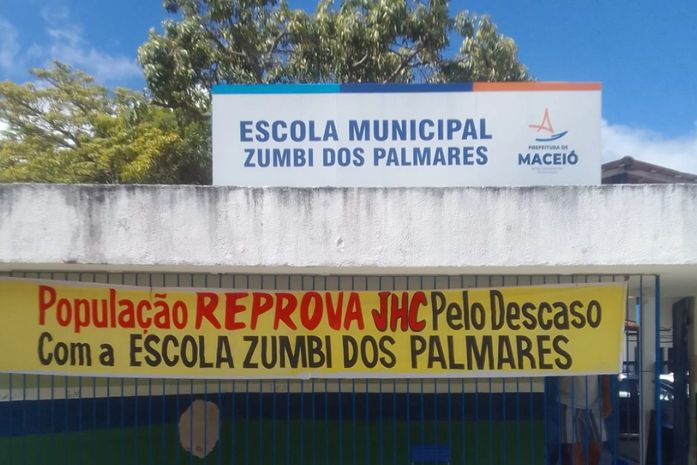 Alunos e professores protestam contra abandono em escola municipal de Maceió