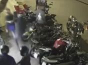 Vídeo: Torcedor do CRB é agredido e tem camisa roubada por grupo próximo ao Estádio Rei Pelé