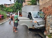 Motorista perde controle e caminhão atinge muro de residência em Maceió