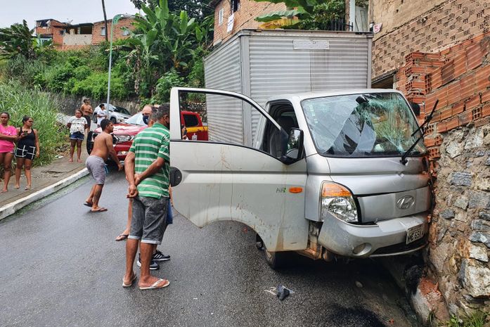 Motorista perde controle e caminhão atinge muro de residência em Maceió