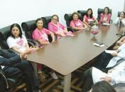 Provedor Humberto Gomes (E) ao lado de Fátima Canuto, presidente da Rede Feminina de Combate ao Câncer, e voluntárias