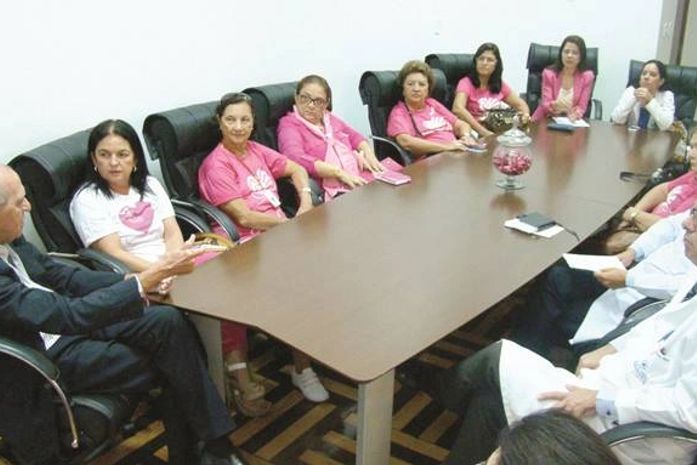 Provedor Humberto Gomes (E) ao lado de Fátima Canuto, presidente da Rede Feminina de Combate ao Câncer, e voluntárias