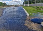 Descaso da Casal deixa vazamento correr por dias na Av. Benedito de Lira, em Arapiraca
