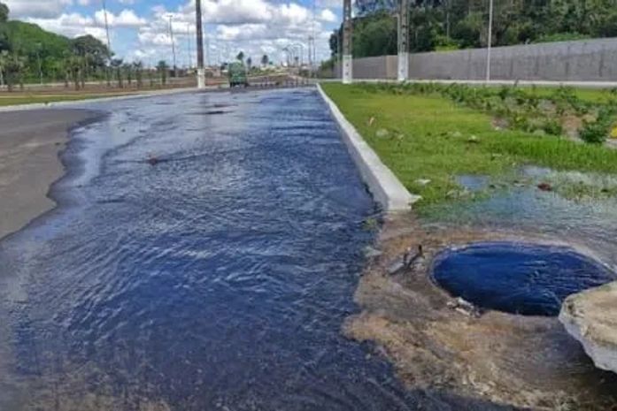 Descaso da Casal deixa vazamento correr por dias na Av. Benedito de Lira, em Arapiraca