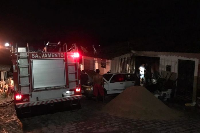 Incêndio em residência é provocado por churrasqueira deixada na garagem