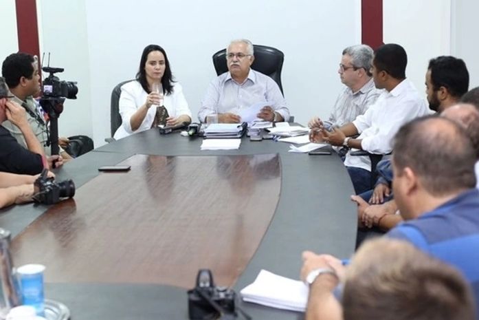 prefeito Rogério Teófilo durante primeira coletiva após a posse 