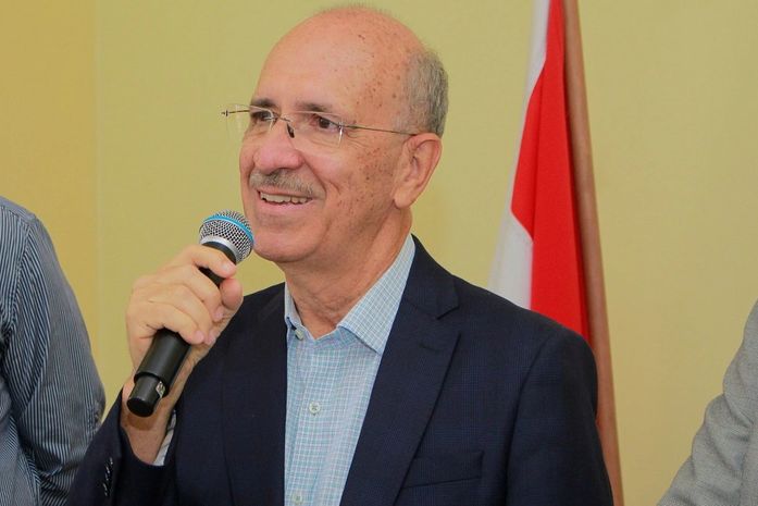Prefeito Ronaldo Lopes anuncia aumento salarial para todos os servidores da Educação