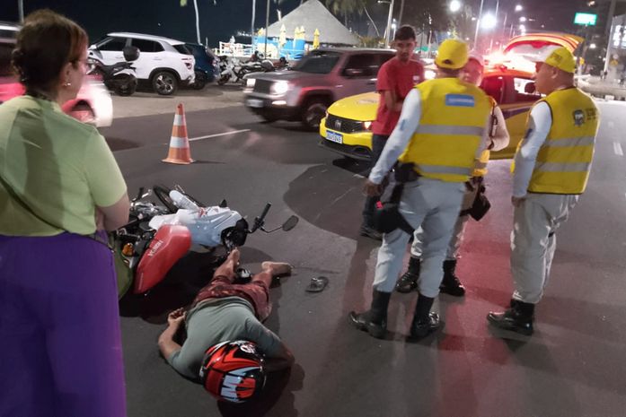 Motociclista fica ferido após colidir com carro na Av. Álvaro Otacílio