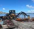 Estruturas irregulares e embarcações abandonadas são removidas no Centro Pesqueiro de Jaraguá