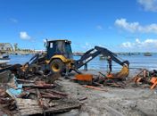 Estruturas irregulares e embarcações abandonadas são removidas no Centro Pesqueiro de Jaraguá