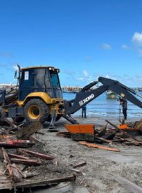 Estruturas irregulares e embarcações abandonadas são removidas no Centro Pesqueiro de Jaraguá