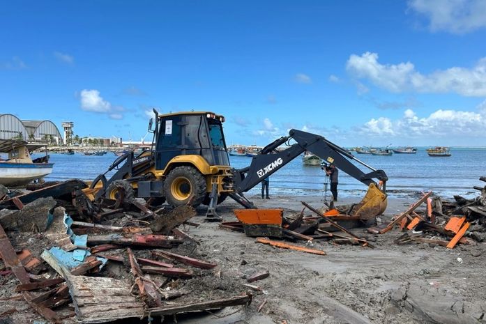 Estruturas irregulares e embarcações abandonadas são removidas no Centro Pesqueiro de Jaraguá