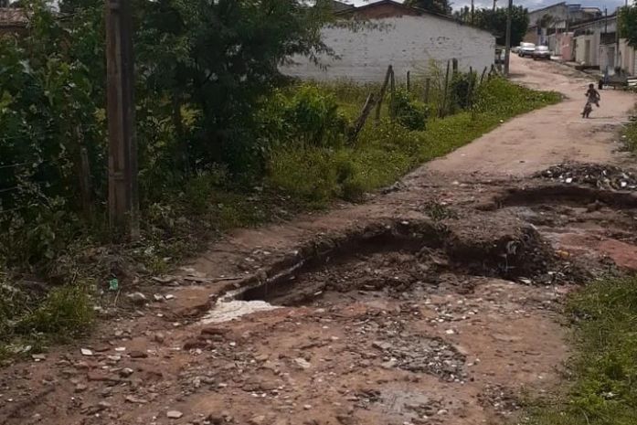 Chuvas provocam cratera e isola rua no bairro Santa Edwviges em Arapiraca