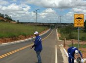 Prefeitura de Arapiraca reforma sinalização na avenida de acesso ao Morro Santo