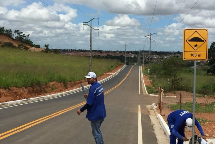 Prefeitura de Arapiraca reforma sinalização na avenida de acesso ao Morro Santo