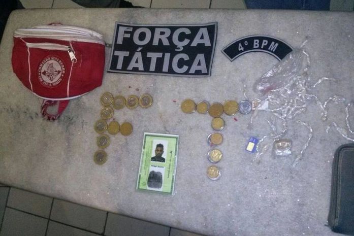 Acusado de tráfico é preso com drogas em frente à residência em Maceió
