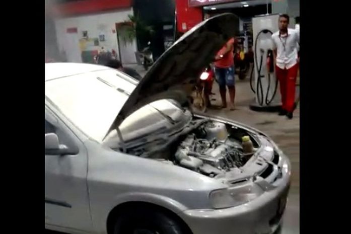 Carro pega fogo em posto de gasolina na AL-220