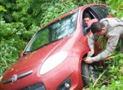 De folga, cabo da PM resgata casal e bebê após acidente de trânsito