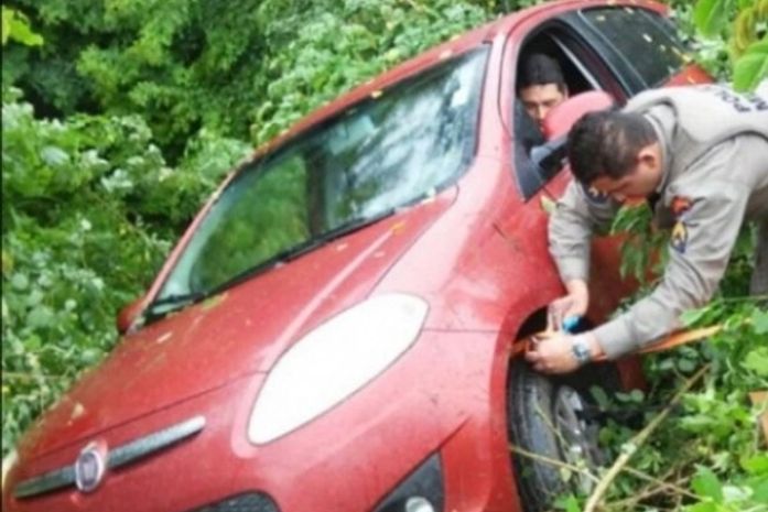 De folga, cabo da PM resgata casal e bebê após acidente de trânsito