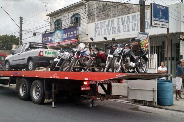 Blitz do Bptran no Clima Bom tem veículos apreendidos e uma mulher presa