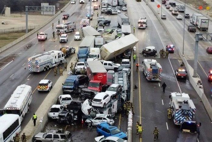 Engavetamento em rodovia no Texas: 100 carros
