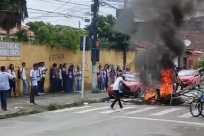 Estudantes bloqueiam via em protesto por falta de estrutura em escola estadual no Clima Bom